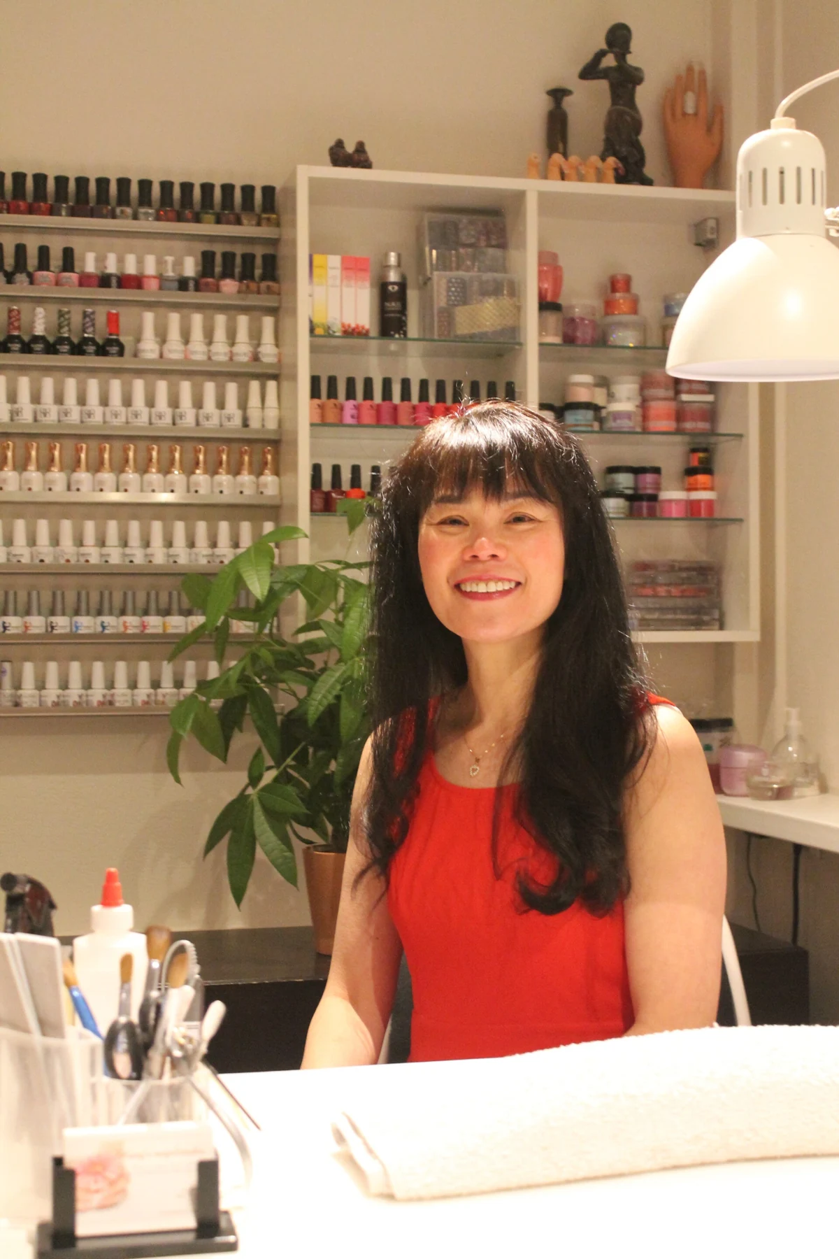 Hang in haar nagelstudio
