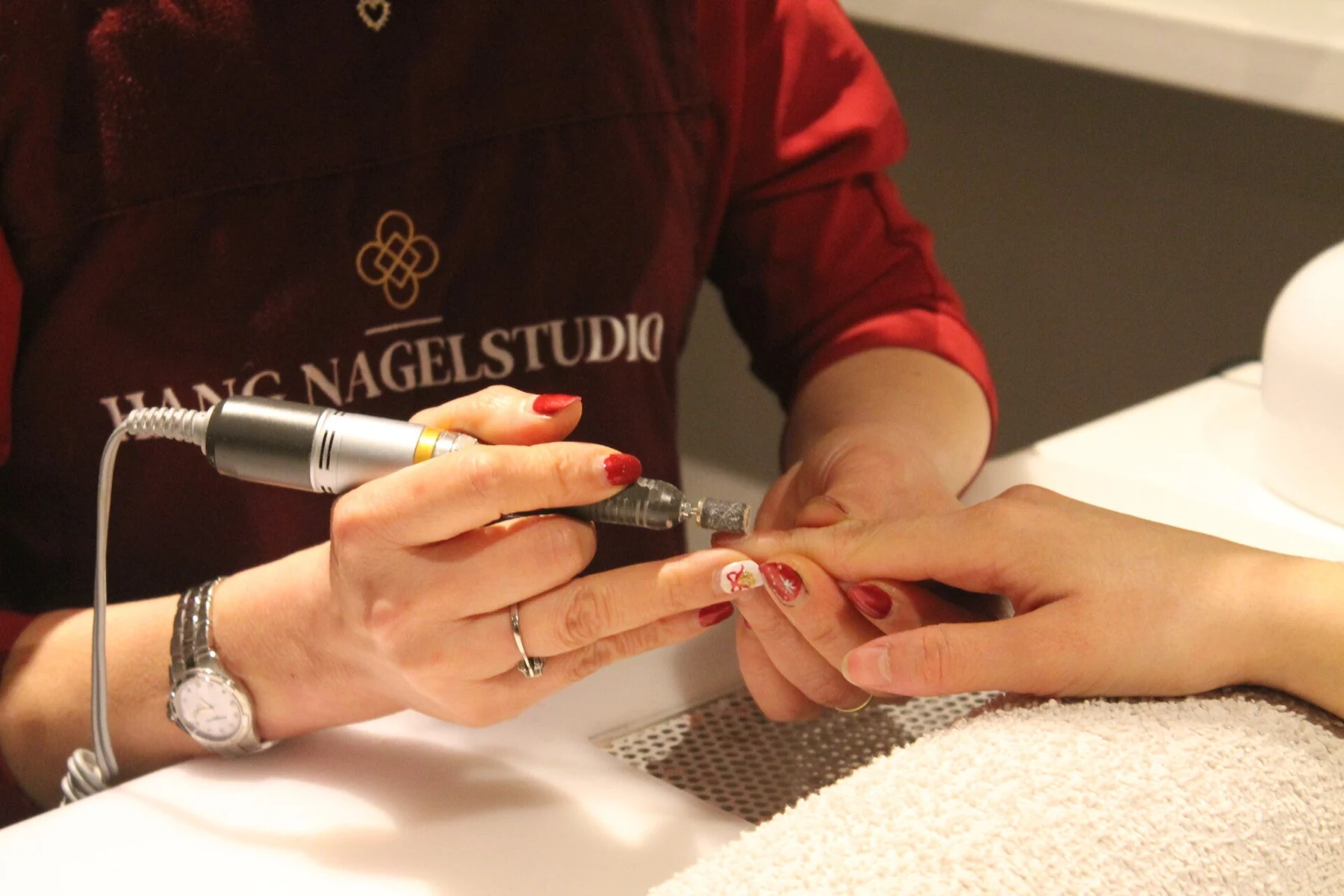 Hang verzorgt de nagels van een klant